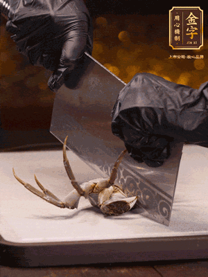 用刷子刷干凈六月黃，一斬二。把蟹蓋、蟹胃拿出來。
