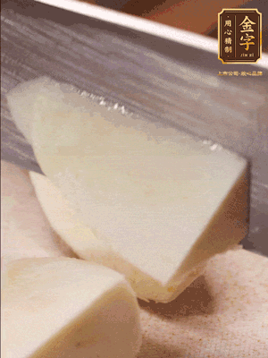 茭白去殼，底部一層老皮刨掉，切成滾刀塊