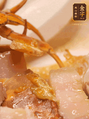 顏色變紅時(shí)，放蔥結(jié)、姜片煸香，再放咸肉、茭白、毛豆翻炒