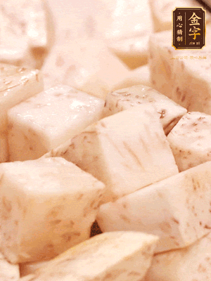 鍋上火下足油，將芋頭炸金黃色至熟