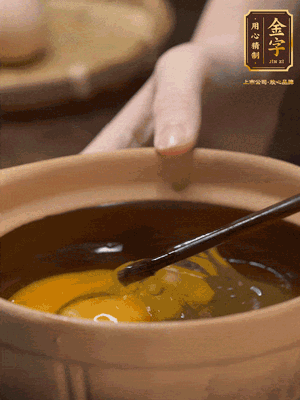 雞蛋打入砂鍋，充分打勻，1.5倍的溫水加一勺鹽，倒入蛋液中，攪拌均勻后用勺子舀去表面浮沫