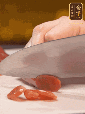 臘腸下水煮10分鐘，切薄片