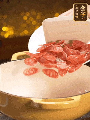 鍋里放油，香腸煸炒出多余的油脂，然后放小米辣