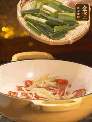 接著放蒜葉，來一點(diǎn)鹽，一點(diǎn)醬油調(diào)味翻勻