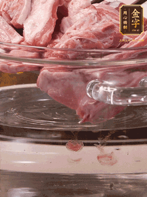 羊排清水洗凈，冷水浸泡30分鐘-2個小時，去除血沫。冷水下鍋，小火加熱析出血水后洗凈備用