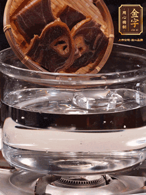 火腿蹄片，冷水下鍋，加蔥姜、料酒焯水