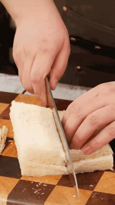 土司改刀去邊，切成適當大小