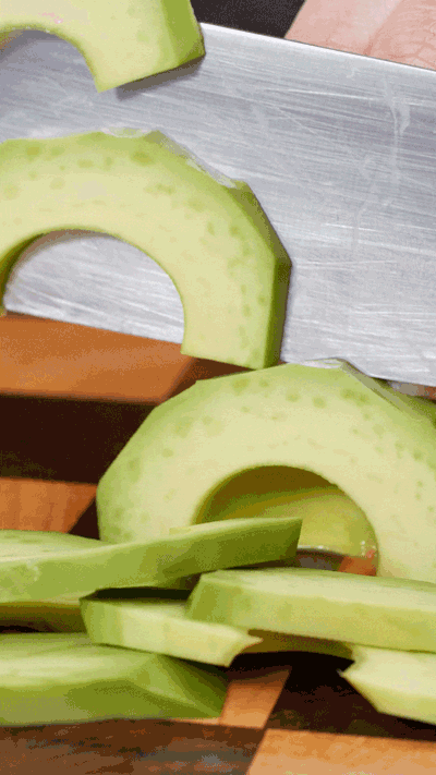 土司表面涂抹橄欖油，烤箱180°烤6 分鐘