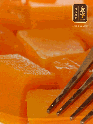 南瓜去皮，一半切塊備用，一半切塊蒸熟，碾成泥