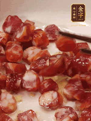 砂鍋熱油，下姜絲、香腸煸香