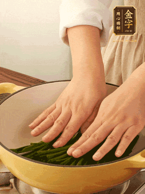 小蔥鋪在底部，放上生姜