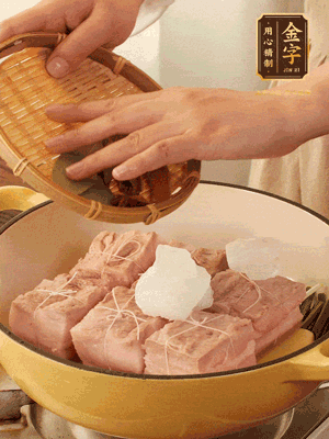 五花肉皮朝下，桂皮、八角、香葉、冰糖、生抽、花雕酒