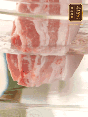 大塊豬五花冷水下鍋，蔥、姜、花雕酒焯水