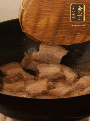 鍋中少油，翻炒五花肉