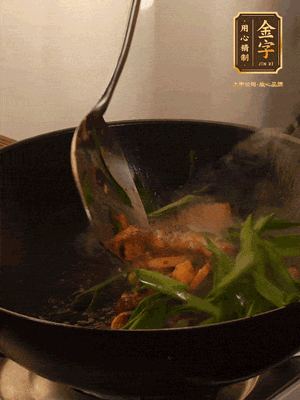 黃豆醬、鹽、糖調(diào)味，淋一圈花雕酒，蒜白先下，蒜葉后下