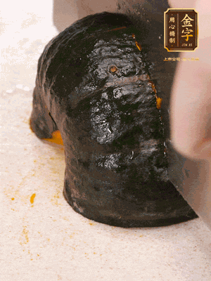 貝貝南瓜去皮，切成小塊。姜切絲