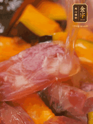 下香腸，倒沒過南瓜的水，加1/2勺鹽、1/2勺白糖、1勺蠔油燜8分鐘