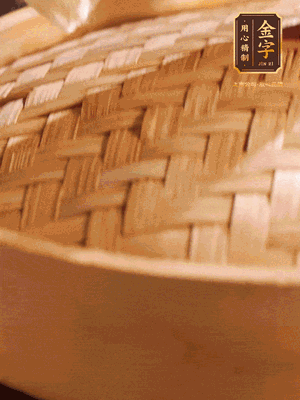 將香腸、醬油肉、臘肉放入蒸容蒸20分鐘