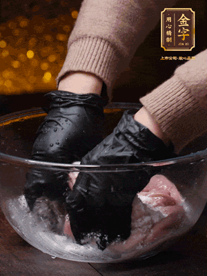 豬肚放入面粉、鹽、白酒，反復(fù)揉搓（重復(fù)3遍），洗掉表面的黏液。再把豬肚翻過來，剪去油脂，一樣反復(fù)揉搓干凈