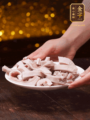 豬肚冷水下鍋，姜蔥料酒去腥，水開煮5分鐘，撈出，切小塊。