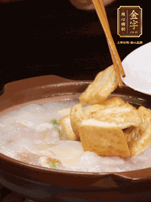 倒入開水大火煮開，轉中小火放咸肉，放一點點糖、味精慢燉10分鐘
