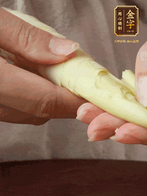春筍沿著外皮豎著淺劃一刀，剝下外殼，切掉尾部的老根，切滾刀塊。（這個(gè)時(shí)候的春筍最為鮮嫩脆爽，不需要焯水去除澀味）