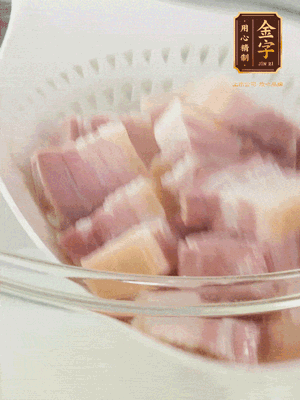 金字淡咸肉、排骨分別加料酒、蔥、姜冷水下鍋焯水，水開撇去浮沫撈出。