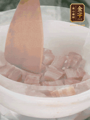 砂鍋內(nèi)咸肉微微煸出香味，再倒入開水。放排骨滾開后轉(zhuǎn)中小火篤30分鐘。（水盡量一次加足，以免中途加水沖淡鮮味。這一步是湯底濃白的關(guān)鍵）