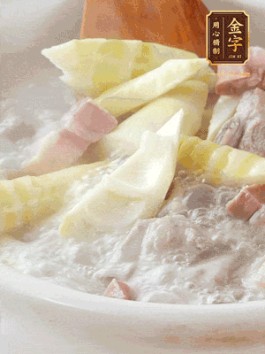 開蓋后放春筍，小火慢篤20分鐘左右，出鍋后盛出。