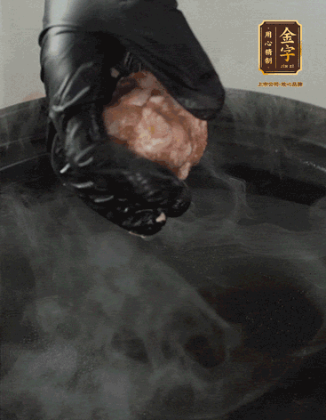 獅子頭摔打至圓潤(rùn)牢固，等水煮開后，放獅子頭