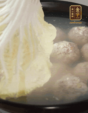 等獅子頭浮起來時(shí)再加白菜蓋。小火慢燉2小時(shí)