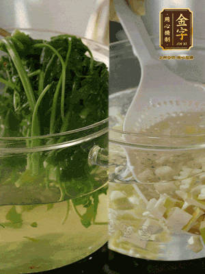 春筍切丁焯水；薺菜加鹽焯水，過涼水后切成細末