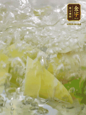 春筍沿著外皮豎著淺劃一刀，剝下外殼，切掉尾部的老根，切滾刀塊。簡單焯水去澀味。