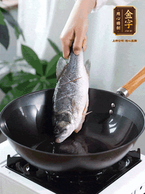 熱油，加1大勺豬油、姜片，再下鱸魚，煎至定型后翻面。（加點豬油，燉出的魚湯更容易變?yōu)榍逅哪贪咨?。?>
					</div>
					<span>步驟 3/6</span>
					<p>熱油，加1大勺豬油、姜片，再下鱸魚，煎至定型后翻面。（加點豬油，燉出的魚湯更容易變?yōu)榍逅哪贪咨＃?/p>
				</li><li>
					<div   id=