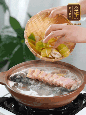 倒開水燉煮后轉(zhuǎn)移入砂鍋，淋料酒去腥、加少許鹽調(diào)味，再依次加咸肉、春筍燉煮15分鐘。