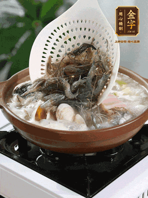 最后加一把蛤蜊、一把河蝦燜2分鐘，放一點白胡椒粉調(diào)味，撒上蔥花點綴！