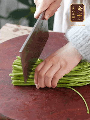 正嫩的藜蒿，掐頭去除根部，切小段