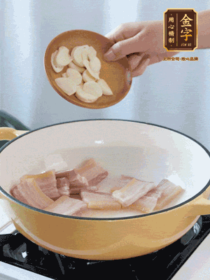 熱油下咸肉煸出香味，加蒜片、毛豆翻炒均勻