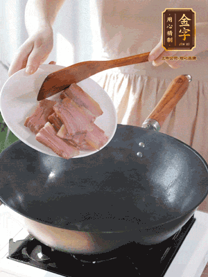 豬油熱鍋，下咸肉煸香，再下蔥姜提鮮