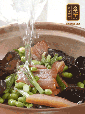 轉(zhuǎn)入砂鍋，加入開水、百葉結(jié)燉煮10分鐘