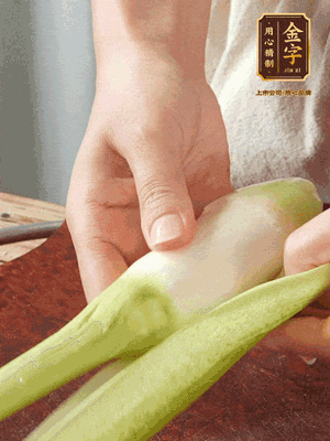 茭白去皮切絲，下鍋稍稍汆燙一下瀝干。