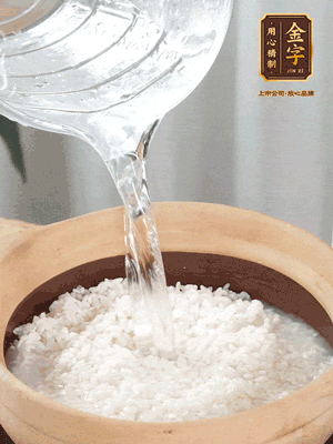 倒入浸泡30分鐘的米，中火煮開后轉(zhuǎn)小火。