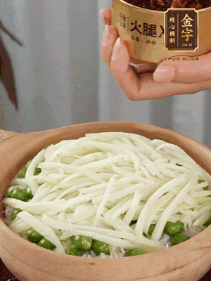 到水微干，放上豌豆、茭白絲。
