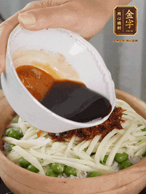 繼續(xù)小火燜3分鐘，淋上XO醬攪拌均勻。
