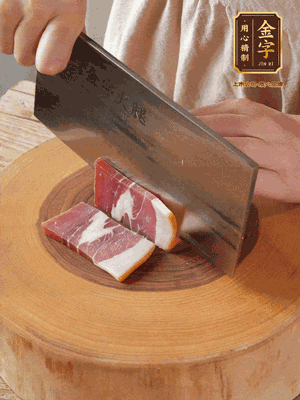 金字火腿切片，溫水浸泡5分鐘。