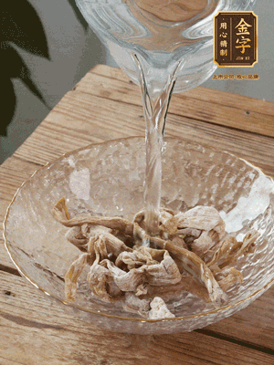 筍干提前泡發(fā)1晚切段，冬瓜去皮切塊。