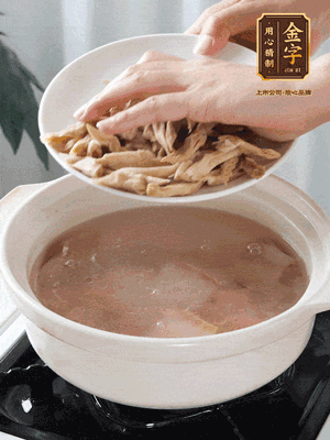 再下筍干段，加水、少許黃酒中火燉煮15分鐘。