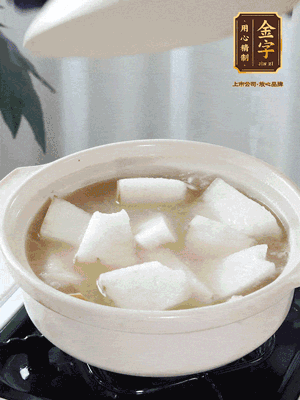 最后下冬瓜繼續(xù)燉煮10分鐘，撒上蔥花點(diǎn)綴。