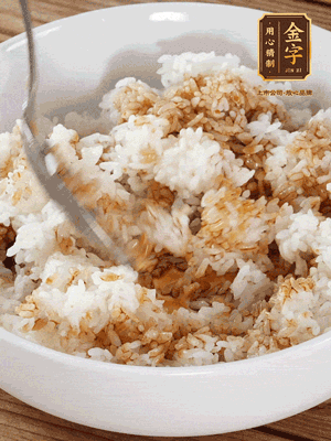 隔夜米飯加入生抽、芝麻油攪拌均勻