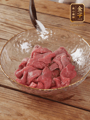 牛肉切丁，加黑胡椒海鹽、橄欖油腌10分鐘